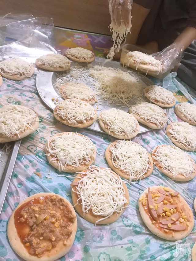 Pizza cấp đ&ocirc;ng tr&agrave;n ngập chợ mạng, gi&aacute; chỉ 160 ng&agrave;n đồng/10 chiếc, chủ b&aacute;n mỗi ng&agrave;y v&agrave;i trăm chiếc - Ảnh 2.