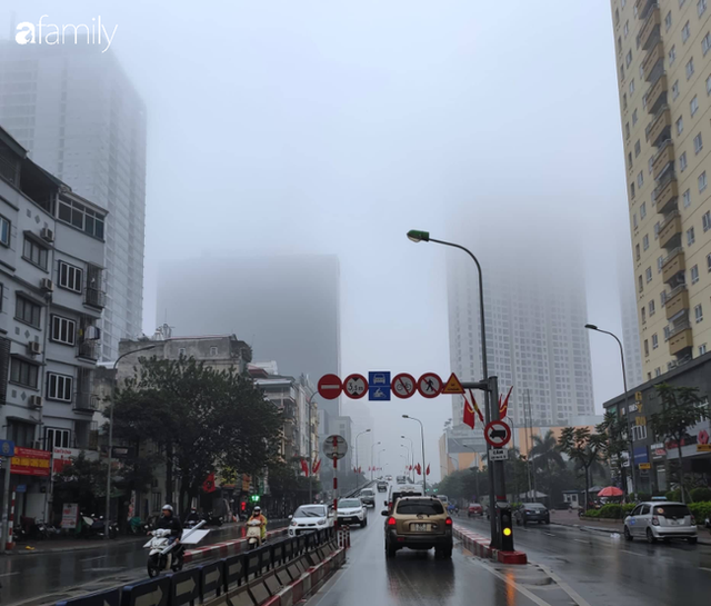 Giữa trưa, bầu trời H&agrave; Nội vẫn trong m&agrave;n sương m&ugrave; d&agrave;y đặc - Ảnh 2.