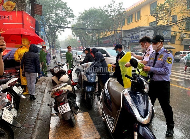 Đội mưa mua vàng, Thần tài vừa chạm tay đã lỗ ngay 1 triệu - Ảnh 2.