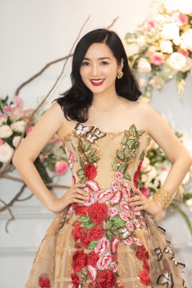 Hoa hậu Giáng My, em gái Lý Hùng đọ dáng gợi cảm với váy xuyên thấu  - Ảnh 1.