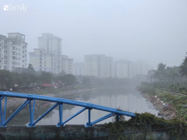 Giữa trưa, bầu trời H&agrave; Nội vẫn trong m&agrave;n sương m&ugrave; d&agrave;y đặc - Ảnh 4.