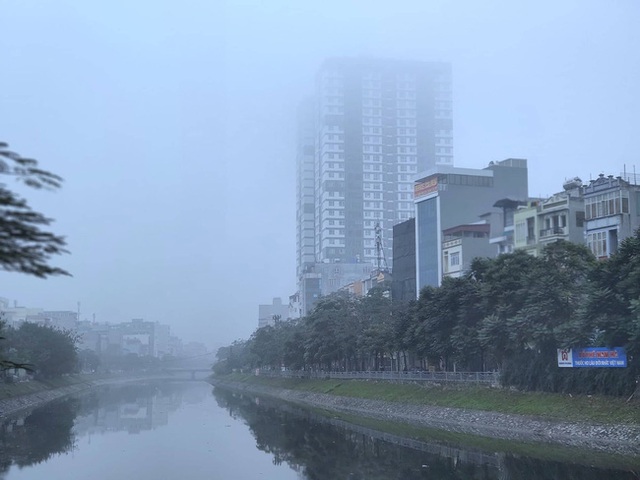 Giữa trưa, bầu trời H&agrave; Nội vẫn trong m&agrave;n sương m&ugrave; d&agrave;y đặc - Ảnh 8.