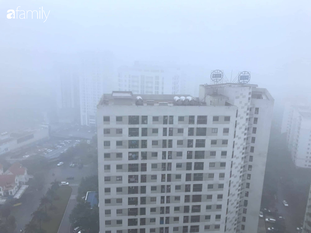 Giữa trưa, bầu trời H&agrave; Nội vẫn trong m&agrave;n sương m&ugrave; d&agrave;y đặc - Ảnh 9.