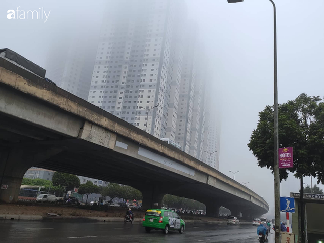 Giữa trưa, bầu trời H&agrave; Nội vẫn trong m&agrave;n sương m&ugrave; d&agrave;y đặc - Ảnh 10.