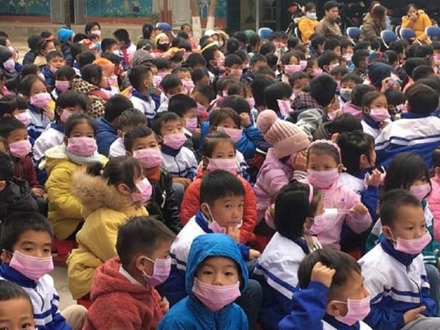 Điện Biên theo dõi sát sao 34 trẻ có biểu hiện ho, sốt sau tiếp xúc với bố mẹ trở về từ Trung Quốc - Ảnh 3.