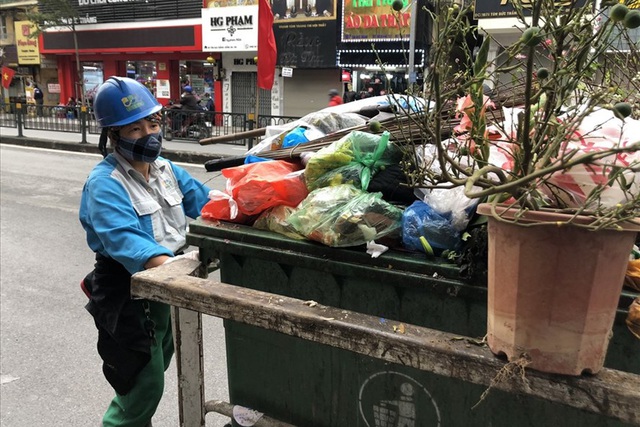 Khẩu trang y tế vương vãi khắp đường phố, công nhân môi trường vất vả thu dọn - Ảnh 7.