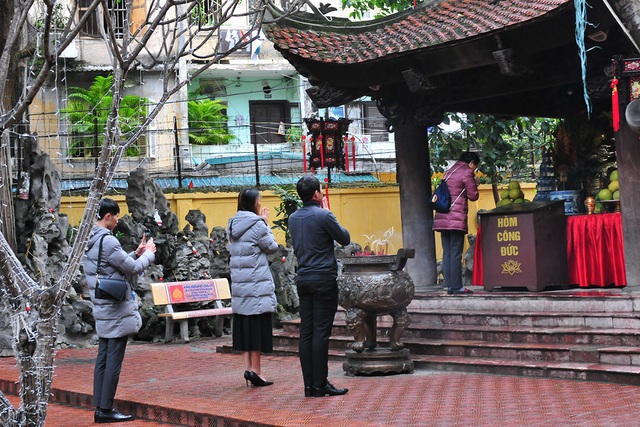 Tránh lây nhiễm virus corona, chùa Phúc Khánh thưa thớt người đến đăng ký làm lễ cầu an - Ảnh 3.