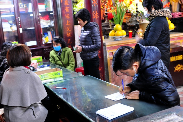 Tránh lây nhiễm virus corona, chùa Phúc Khánh thưa thớt người đến đăng ký làm lễ cầu an - Ảnh 6.