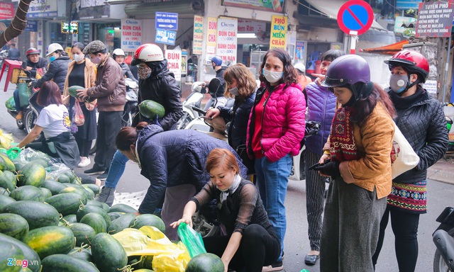 Đổ xô mua dưa hấu siêu rẻ ở Hà Nội - Ảnh 1.