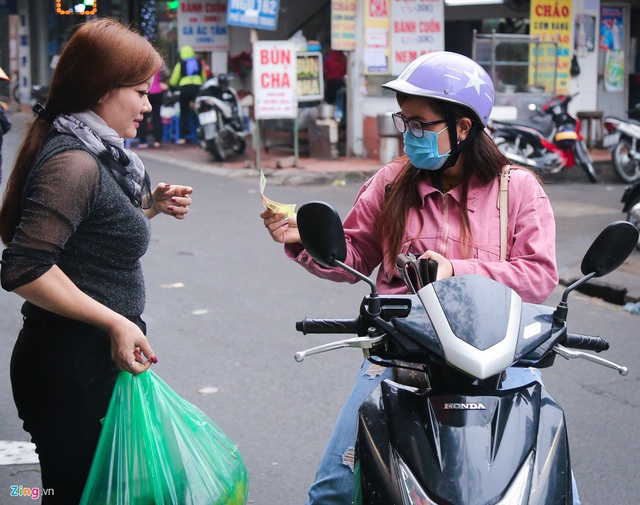 Đổ xô mua dưa hấu siêu rẻ ở Hà Nội - Ảnh 2.