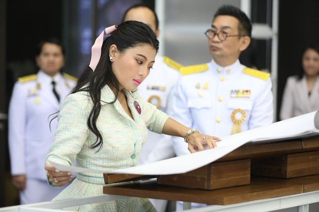 Hai nàng công chúa Thái Lan xuất hiện trong sự kiện mới: Người xinh đẹp bất ngờ, người dìm mình không thương tiếc - Ảnh 1.