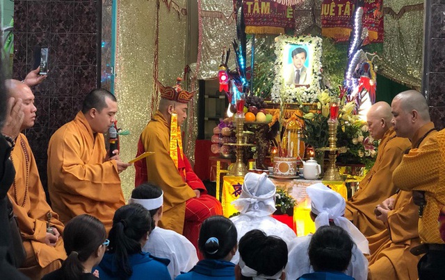 Gia đình, đồng nghiệp tiễn đưa nghệ sĩ Chiêu Hùng về nơi an nghỉ - Ảnh 1. Gia đình, đồng nghiệp tiễn đưa nghệ sĩ Chiêu Hùng về nơi an nghỉ - Ảnh 1.