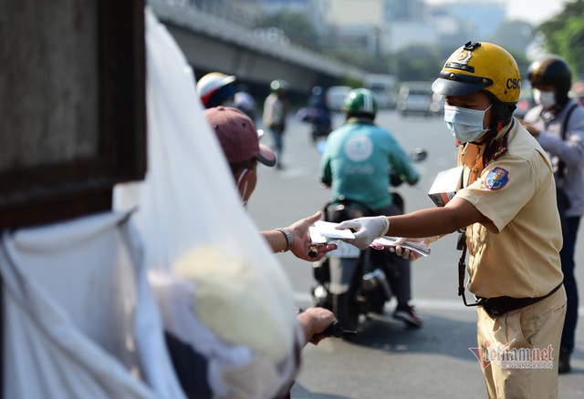 Nữ cảnh sát đội nắng phát khẩu trang ở cửa ngõ Tân Sơn Nhất - Ảnh 14.