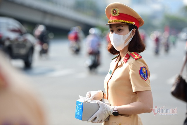 Nữ cảnh sát đội nắng phát khẩu trang ở cửa ngõ Tân Sơn Nhất - Ảnh 15.