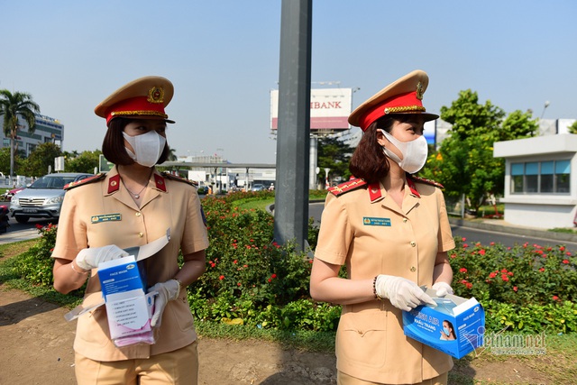 Nữ cảnh sát đội nắng phát khẩu trang ở cửa ngõ Tân Sơn Nhất - Ảnh 5.