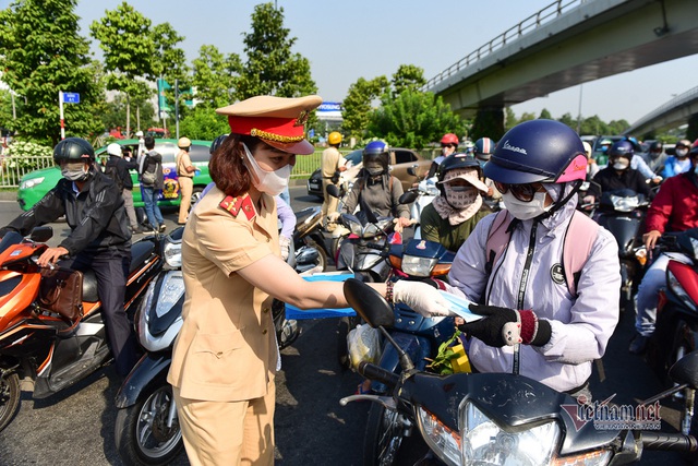 Nữ cảnh sát đội nắng phát khẩu trang ở cửa ngõ Tân Sơn Nhất - Ảnh 8.