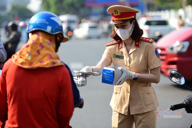 Nữ cảnh sát đội nắng phát khẩu trang ở cửa ngõ Tân Sơn Nhất - Ảnh 9.