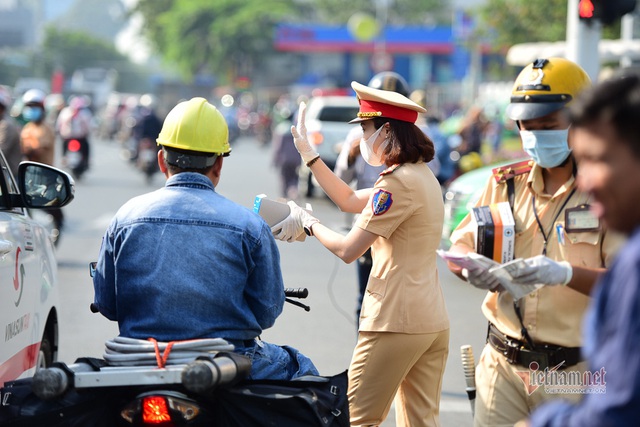Nữ cảnh sát đội nắng phát khẩu trang ở cửa ngõ Tân Sơn Nhất - Ảnh 10.