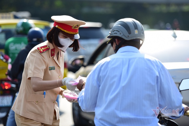 Nữ cảnh sát đội nắng phát khẩu trang ở cửa ngõ Tân Sơn Nhất - Ảnh 11.