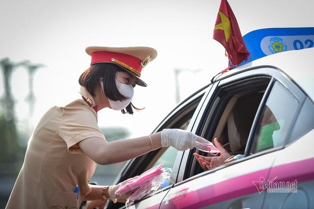 Nữ cảnh sát đội nắng phát khẩu trang ở cửa ngõ Tân Sơn Nhất - Ảnh 12.