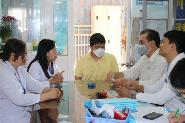 Chàng trai Trung Quốc được chữa khỏi nCoV ở TP.HCM đón mẹ ra viện - Ảnh 4.