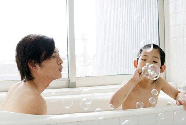 Con gái tắm chung với bố: Chuyện lạ của người Nhật  - Ảnh 1.