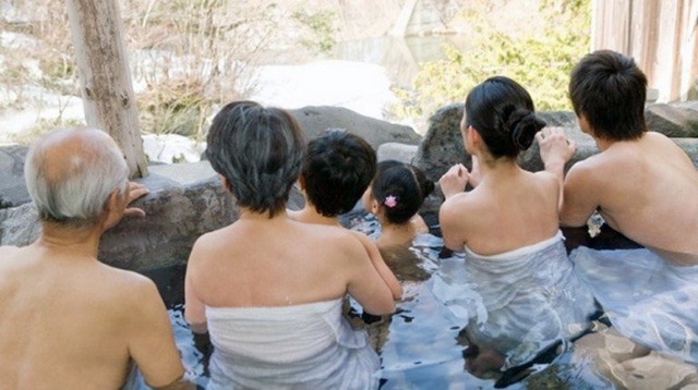 Con gái tắm chung với bố: Chuyện lạ của người Nhật  - Ảnh 2.