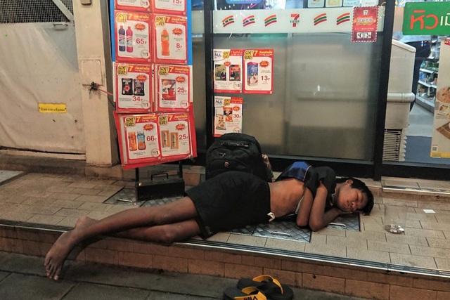 Bị đánh đập, trẻ em Bangkok ra đường làm người vô gia cư - Ảnh 1.
