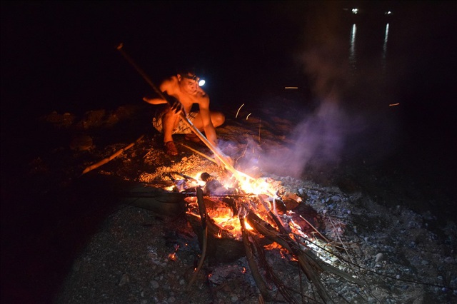 Đêm lạnh đốt lửa, ngâm mình nhiều giờ dưới sông săn cá niên bán 450 ngàn/ký - Ảnh 2.