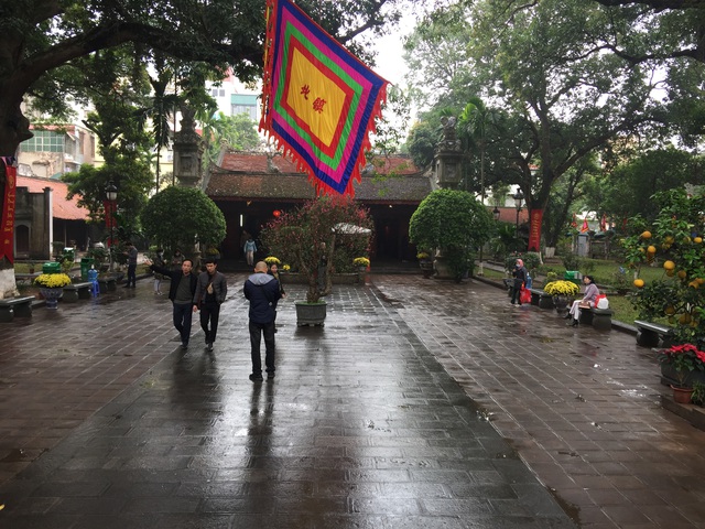 Chủ yếu khách Tây ghé thăm Văn Miếu và đền chùa Hà Nội trong ngày mở cửa trở lại  - Ảnh 3.