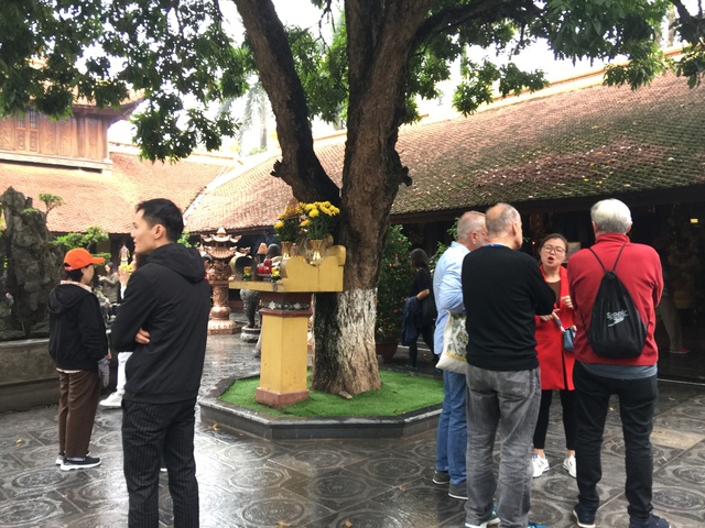 Chủ yếu khách Tây ghé thăm Văn Miếu và đền chùa Hà Nội trong ngày mở cửa trở lại  - Ảnh 8.