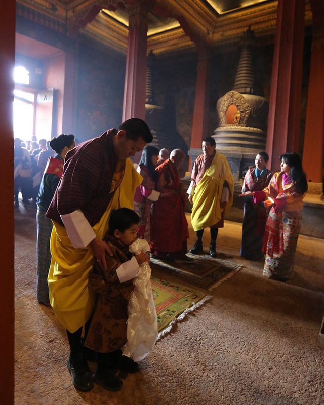 Hoàng tử Rồng của Bhutan mừng sinh nhật 4 tuổi, gây bất ngờ về vẻ ngoại hình và sự vắng mặt bất thường của Hoàng hậu “vạn người mê” - Ảnh 2.