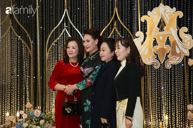 Lễ cưới hoành tráng của Duy Mạnh - Quỳnh Anh: Cô dâu Quỳnh Anh khóc nghẹn ngào khi được bố trao tay cho chú rể, phần lễ được bảo mật tuyệt đối - Ảnh 2.