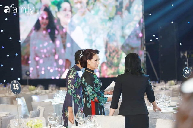 Lễ cưới hoành tráng của Duy Mạnh - Quỳnh Anh: Cô dâu Quỳnh Anh khóc nghẹn ngào khi được bố trao tay cho chú rể, phần lễ được bảo mật tuyệt đối - Ảnh 13.