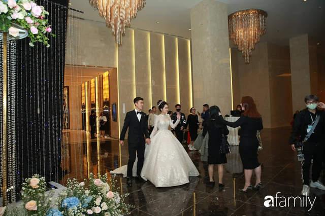 Lễ cưới hoành tráng của Duy Mạnh - Quỳnh Anh: Cô dâu Quỳnh Anh khóc nghẹn ngào khi được bố trao tay cho chú rể, phần lễ được bảo mật tuyệt đối - Ảnh 15.