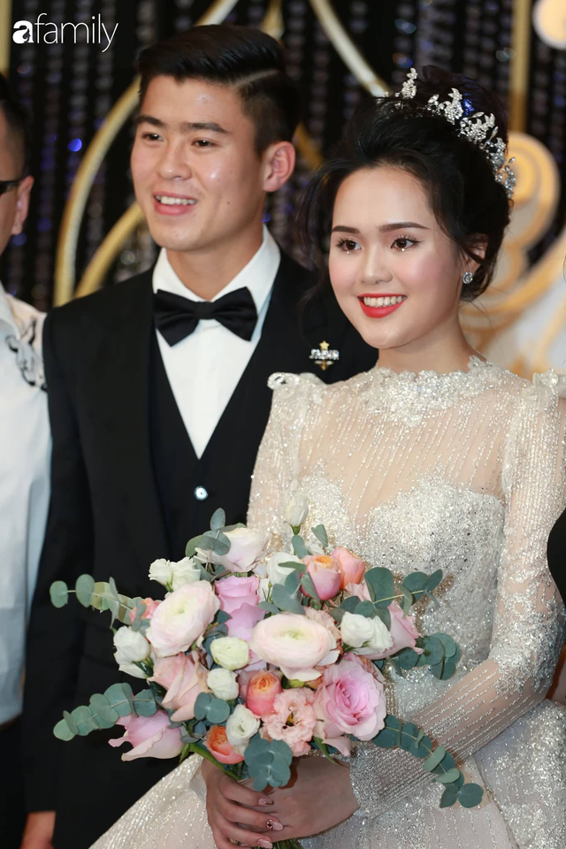 Lễ cưới hoành tráng của Duy Mạnh - Quỳnh Anh: Cô dâu Quỳnh Anh khóc nghẹn ngào khi được bố trao tay cho chú rể, phần lễ được bảo mật tuyệt đối - Ảnh 18.