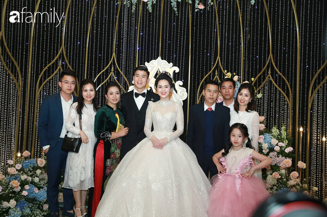 Lễ cưới hoành tráng của Duy Mạnh - Quỳnh Anh: Cô dâu Quỳnh Anh khóc nghẹn ngào khi được bố trao tay cho chú rể, phần lễ được bảo mật tuyệt đối - Ảnh 23.