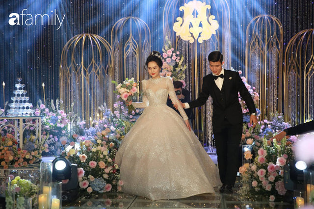 Lễ cưới hoành tráng của Duy Mạnh - Quỳnh Anh: Cô dâu Quỳnh Anh khóc nghẹn ngào khi được bố trao tay cho chú rể, phần lễ được bảo mật tuyệt đối - Ảnh 26.