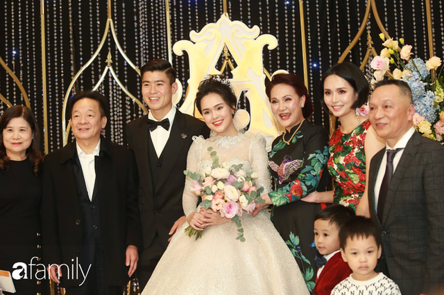 Lễ cưới hoành tráng của Duy Mạnh - Quỳnh Anh: Cô dâu Quỳnh Anh khóc nghẹn ngào khi được bố trao tay cho chú rể, phần lễ được bảo mật tuyệt đối - Ảnh 40.