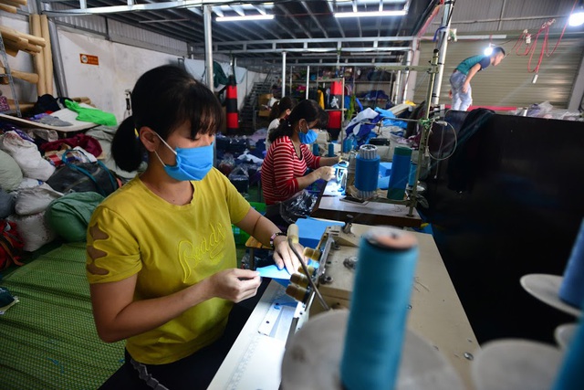 Hà Nội: Bỏ xưởng may áo mưa, nhóm công nhân quyết may khẩu trang tặng người dân để chống dịch COVID-19 - Ảnh 3.
