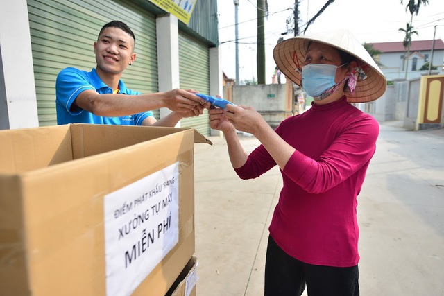 Hà Nội: Bỏ xưởng may áo mưa, nhóm công nhân quyết may khẩu trang tặng người dân để chống dịch COVID-19 - Ảnh 15.