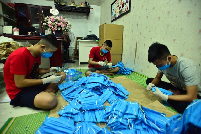 Hà Nội: Bỏ xưởng may áo mưa, nhóm công nhân quyết may khẩu trang tặng người dân để chống dịch COVID-19 - Ảnh 10.
