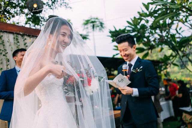 Anh trai nhờ bạn hốt em nó đi giúp và thế là 3 năm sau cô em gái bị hốt bằng một đám cưới vui hết sảy ở Singapore - Ảnh 21.