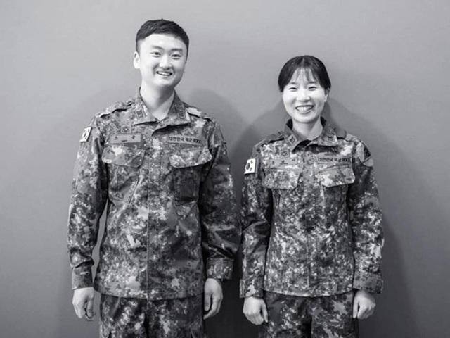 Khoảnh khắc chồng nhìn vợ với đôi mắt trìu mến khi cả hai là quân nhân đi làm nhiệm vụ chống dịch COVID-19 ở Hàn Quốc gây xúc động mạnh - Ảnh 3.