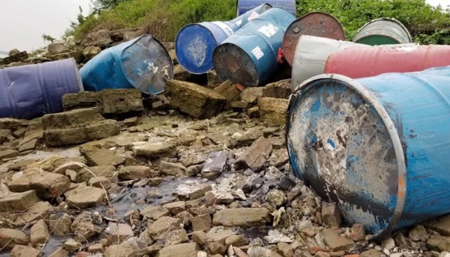 Cận cảnh những mảng hóa chất bì rò rỉ từ những thùng phuy đổ trộm xuống sông Hồng  - Ảnh 2.