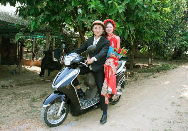 Vợ chồng Kon Tum hoãn tiệc cưới, rước dâu đơn giản bằng xe máy - Ảnh 1.