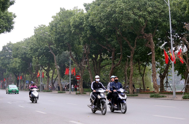 Cuối tuần, đường phố Hà Nội vắng tanh như... mùng 1 Tết - Ảnh 3.