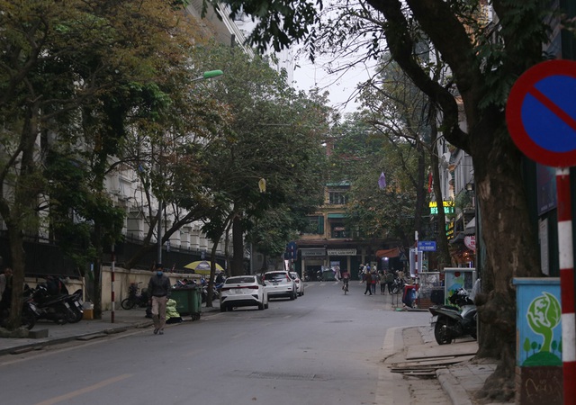 Cuối tuần, đường phố Hà Nội vắng tanh như... mùng 1 Tết - Ảnh 8.