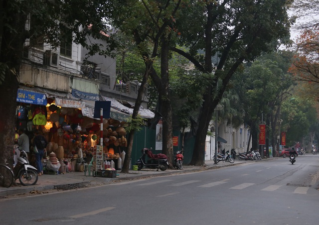 Cuối tuần, đường phố Hà Nội vắng tanh như... mùng 1 Tết - Ảnh 9.