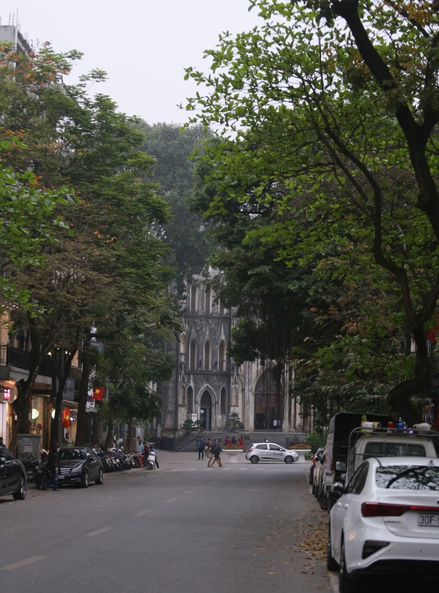 Cuối tuần, đường phố Hà Nội vắng tanh như... mùng 1 Tết - Ảnh 10.